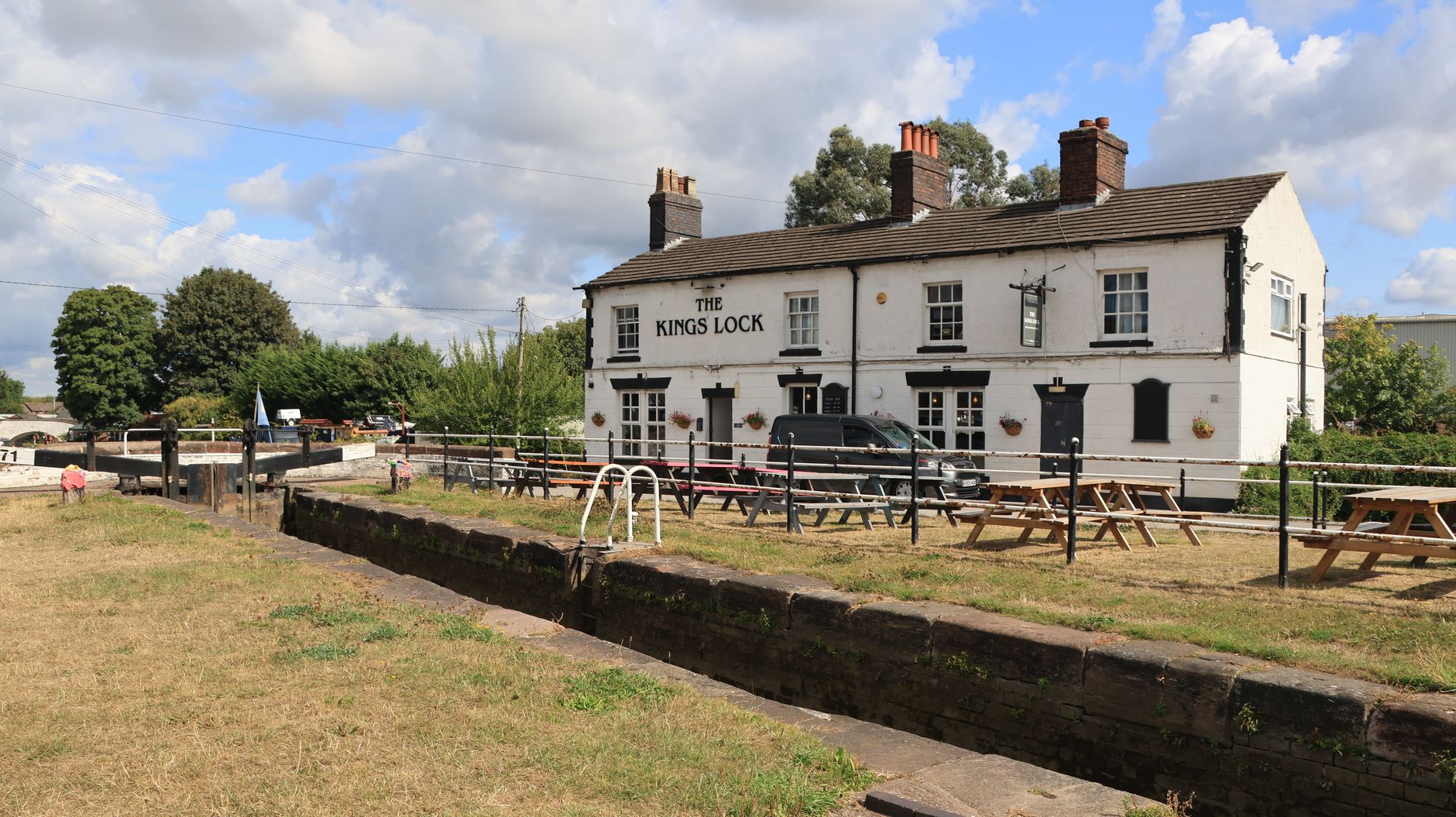Ilustracja: The Community Pub Buyout Scheme: How Villages Buy Back The Community Pub Buyout Scheme: How Villages Buy Back Their Local - zdjecie w tresci